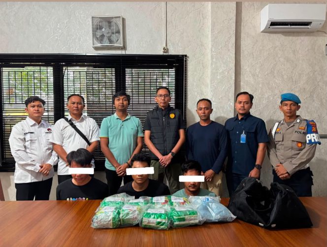 
 📸 Satresnarkoba Polres Bengkalis menangkap tiga tersangka dan menyita delapan bungkus besar diduga sabu serta satu bungkus besar diduga ekstasi dalam pengungkapan kasus peredaran narkotika di Bengkalis, Riau.