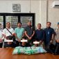 Petugas Satresnarkoba Polres Bengkalis memperlihatkan barang bukti delapan bungkus besar diduga sabu dan satu bungkus besar diduga ekstasi hasil pengungkapan kasus peredaran narkotika.