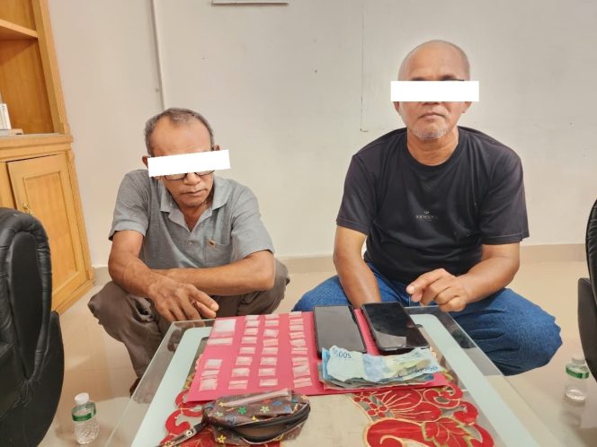 
 📸 Polsek Mandau tangkap dua pria diduga mengedarkan sabu dan menyita 30 paket narkotika sebagai barang bukti.
