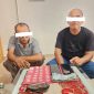 Petugas Polsek Mandau menunjukkan barang bukti 30 paket sabu hasil penangkapan dua tersangka di Bengkalis.
