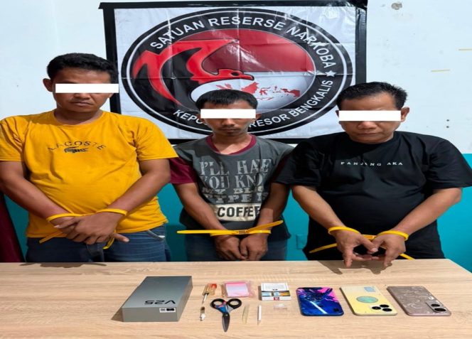 
 📸 Tiga terduga pelaku kasus narkotika diamankan Satres Narkoba Polres Bengkalis.