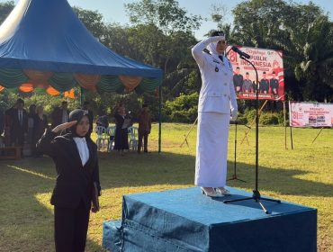 Pj. Kades Jangkang Juminah SE menjadi inspektur upacara