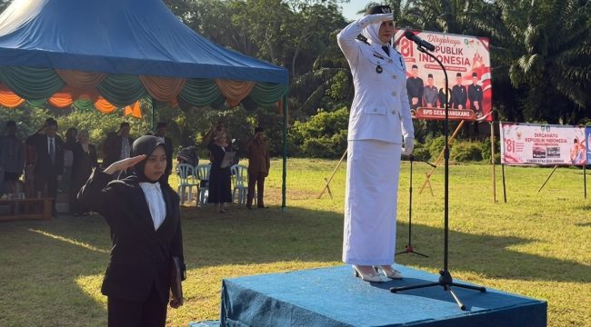 Pj. Kades Jangkang Juminah SE menjadi inspektur upacara
