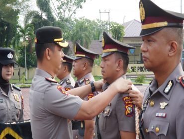 📸 Kapolres Bengkalis AKBP Fahrian Saleh Siregar memimpin serah terima jabatan tiga Kapolsek di halaman Mako Polres Bengkalis, Senin, 14 September 2026.