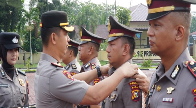 📸 Kapolres Bengkalis AKBP Fahrian Saleh Siregar memimpin serah terima jabatan tiga Kapolsek di halaman Mako Polres Bengkalis, Senin, 14 September 2026.