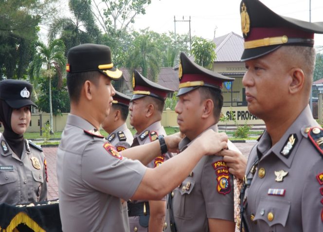 
 📸 Kapolres Bengkalis AKBP Fahrian Saleh Siregar memimpin serah terima jabatan tiga Kapolsek di halaman Mako Polres Bengkalis, Senin, 14 September 2026.