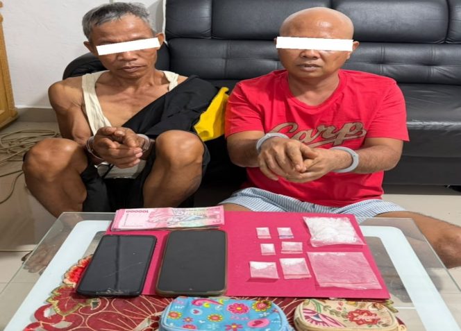 
 📸 Polisi menyita delapan paket sabu setelah menangkap dua pria dalam kasus dugaan penyalahgunaan narkotika di Mandau, Bengkalis.