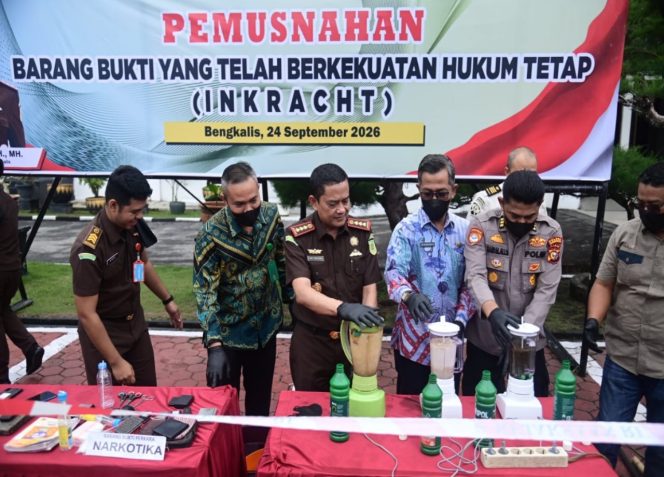 
 📸 Kejaksaan Negeri Bengkalis memusnahkan barang bukti dari 71 perkara yang telah berkekuatan hukum tetap pada Kamis, 24 September 2026.