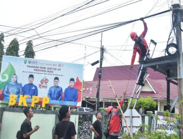 📸 Kepala Diskominfotik Bengkalis Agus Sofyan bersama jajaran dan perwakilan ISP saat meninjau penataan kabel fiber optic di ruas jalan protokol Pulau Bengkalis.