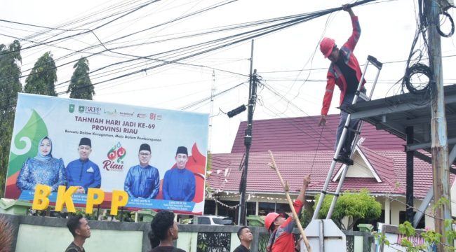 📸 Kepala Diskominfotik Bengkalis Agus Sofyan bersama jajaran dan perwakilan ISP saat meninjau penataan kabel fiber optic di ruas jalan protokol Pulau Bengkalis.