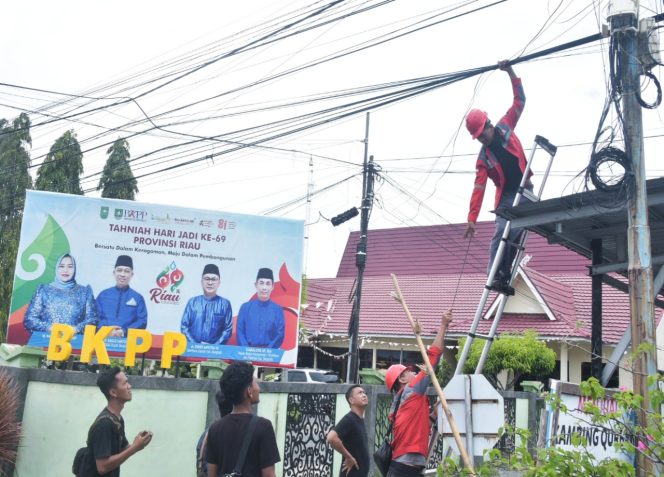 
 📸 Kepala Diskominfotik Bengkalis Agus Sofyan bersama jajaran dan perwakilan ISP saat meninjau penataan kabel fiber optic di ruas jalan protokol Pulau Bengkalis.