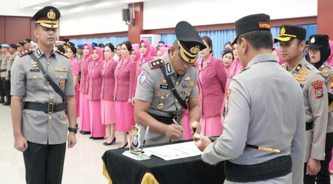 📸 Serah terima jabatan Kapolres Bengkalis yang menandai pergantian kepemimpinan dari AKBP Fahrian Saleh Siregar kepada AKBP Eko Rubiyanto.