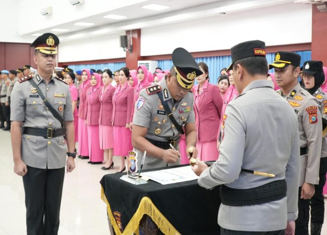 
 📸 Serah terima jabatan Kapolres Bengkalis yang menandai pergantian kepemimpinan dari AKBP Fahrian Saleh Siregar kepada AKBP Eko Rubiyanto.