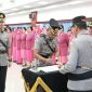 AKBP Eko Rubiyanto menerima tongkat komando Kapolres Bengkalis dari AKBP Fahrian Saleh Siregar