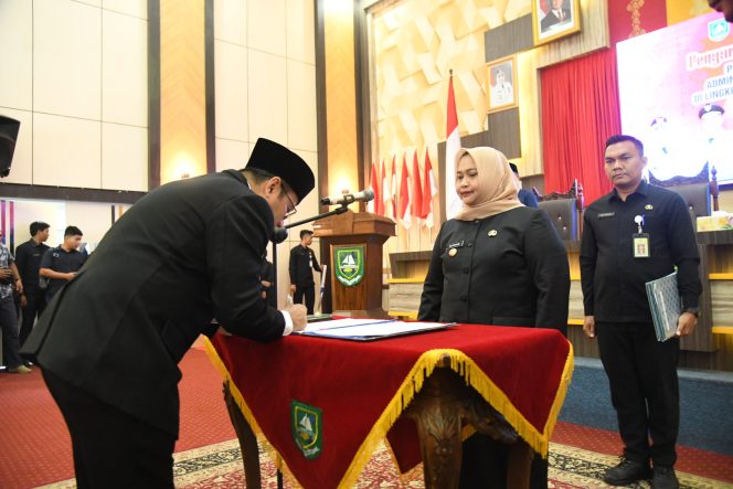 
 📸 Bupati Bengkalis Kasmarni melantik sejumlah pejabat di lingkungan Pemerintah Kabupaten Bengkalis.