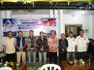 Staf  Ahli Bupati bidang Ekonomi Syafruddin bersama ketua PWI Adi Putra serta tamu undangan yang lain di acara pembukaan turnamen