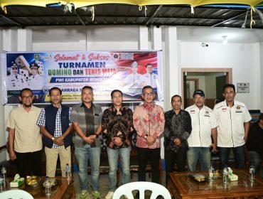 Staf Ahli Bupati bidang Ekonomi Syafruddin bersama ketua PWI Adi Putra serta tamu undangan yang lain di acara pembukaan turnamen