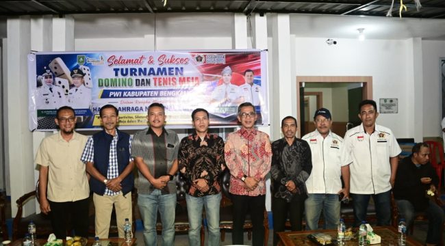 Staf  Ahli Bupati bidang Ekonomi Syafruddin bersama ketua PWI Adi Putra serta tamu undangan yang lain di acara pembukaan turnamen