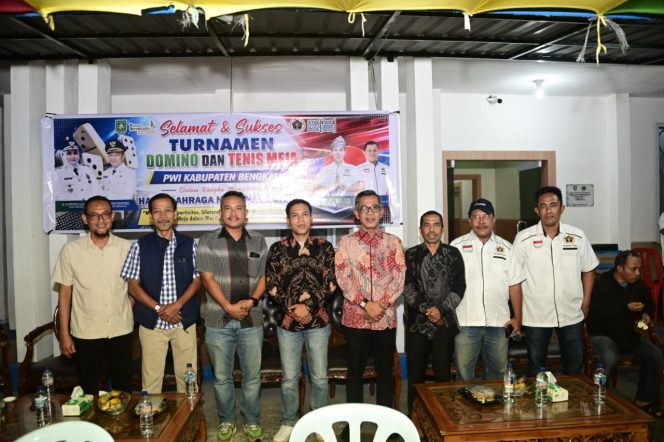 
 Staf  Ahli Bupati bidang Ekonomi Syafruddin bersama ketua PWI Adi Putra serta tamu undangan yang lain di acara pembukaan turnamen