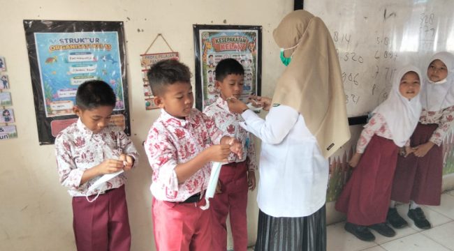 📸 Mitra SPPG Sungai Alam membagikan masker kepada siswa sekolah penerima manfaat MBG di Bengkalis, Rabu, 30 September 2026.