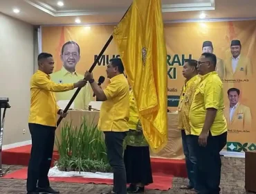 Fakhtiar Qadri saat menerima bendera petaka dari ketua DPD Golkar Riau