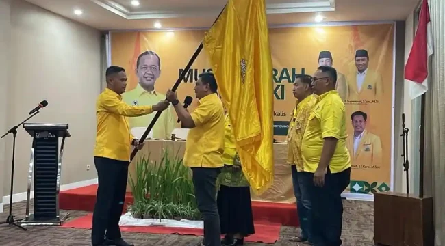 Fakhtiar Qadri saat menerima bendera petaka dari ketua DPD Golkar Riau