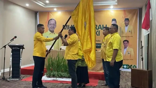 
 Fakhtiar Qadri saat menerima bendera petaka dari ketua DPD Golkar Riau