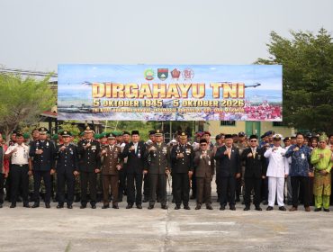 📸 Kapolres Bengkalis AKBP Eko Rubiyanto bersama jajaran TNI, Polri dan unsur Forkopimda menghadiri Upacara HUT ke-81 TNI di Lapangan Apel Kodim 0303/Bengkalis, Senin, 5 Oktober 2026.