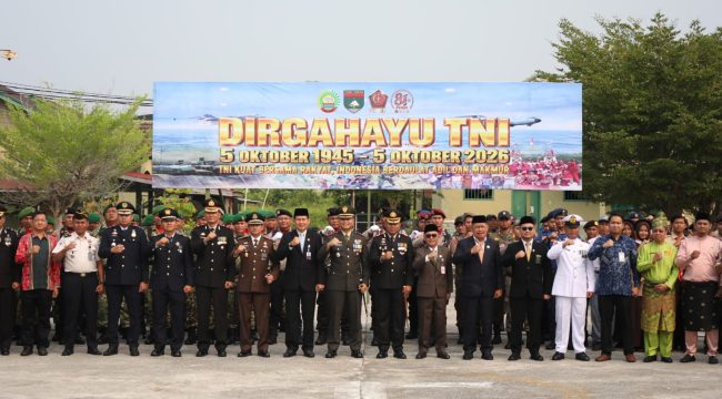 📸 Kapolres Bengkalis AKBP Eko Rubiyanto bersama jajaran TNI, Polri dan unsur Forkopimda menghadiri Upacara HUT ke-81 TNI di Lapangan Apel Kodim 0303/Bengkalis, Senin, 5 Oktober 2026.