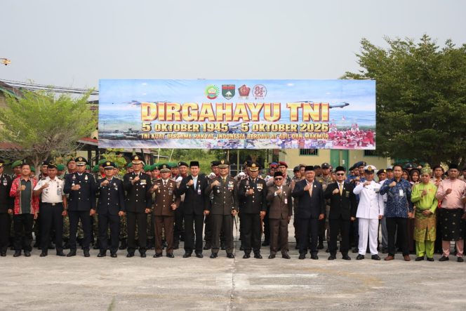 
 📸 Kapolres Bengkalis AKBP Eko Rubiyanto bersama jajaran TNI, Polri dan unsur Forkopimda menghadiri Upacara HUT ke-81 TNI di Lapangan Apel Kodim 0303/Bengkalis, Senin, 5 Oktober 2026.