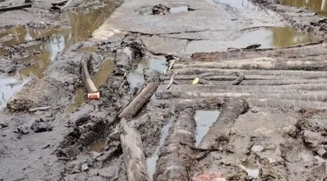 Kondisi jalan pelajar RT 02 dusun Sungai Dua desa Kelemantan, (27/10/2026) foto diambil dalam kondisi tidak dalam pasang naik