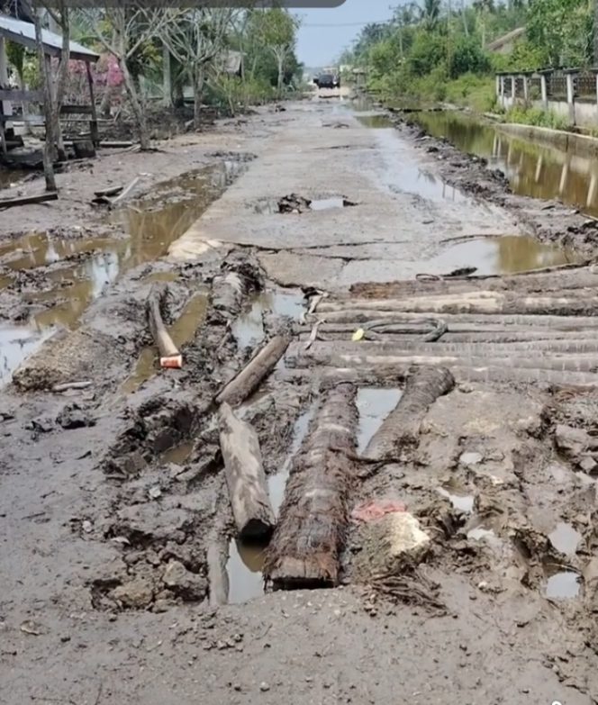 
 Kondisi jalan pelajar RT 02 dusun Sungai Dua desa Kelemantan, (27/10/2026) foto diambil dalam kondisi tidak dalam pasang naik